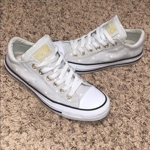 Grey/white polka dot low top converse